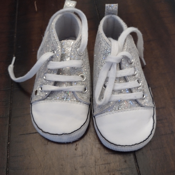 Converse baby sneakers. - Picture 2 of 4